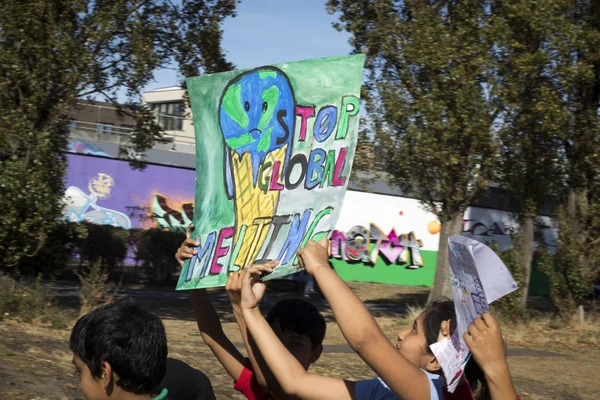 Alunos de Beethnal Green caminham pelo parque com cartazes e slogans de grito — Fotografia de Stock