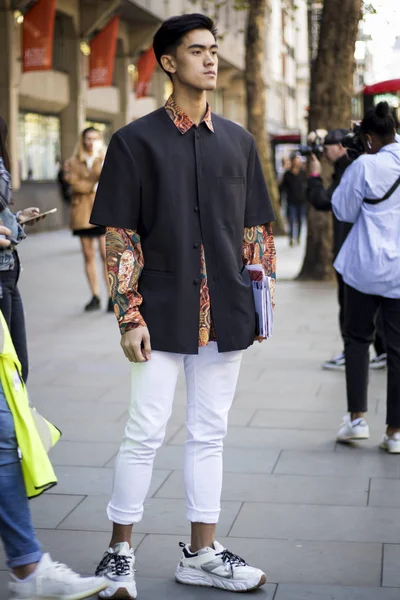 Folk på gatan under London Fashion Week. — Stockfoto