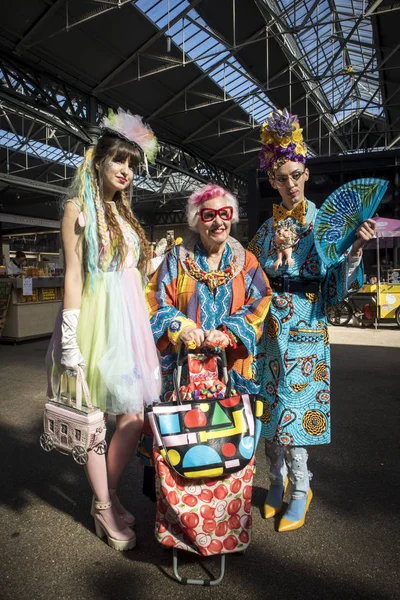 老斯皮塔尔菲尔德市场色彩步行是一个非正式的聚会，创造性的人穿衣或打扮，以激发 — 图库照片