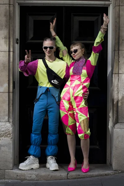 Elegantes asistentes reunidos fuera de 180 Strand para la Semana de la Moda de Londres . — Foto de Stock