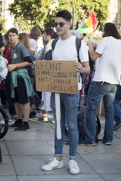 Des manifestants se rassemblent dans les jardins de Victoria, à Westminster, pour appeler le gouvernement à agir contre le changement climatique — Photo