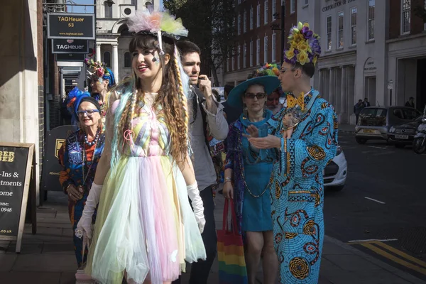 Old Spitalfields Market Colour Walk is an informal gathering of creative people getting dressed or dressing up to inspire — Stock Photo, Image