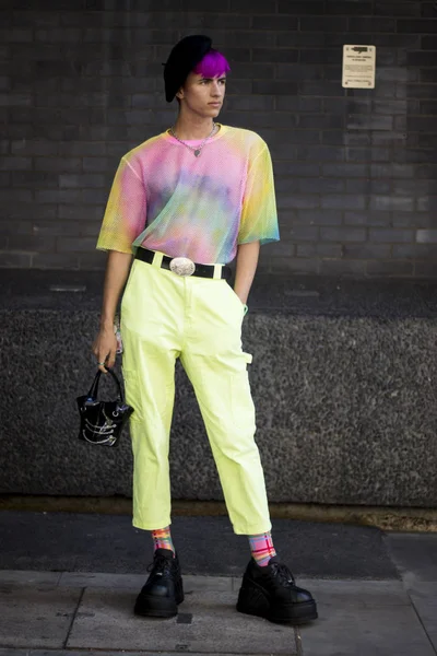 Personas en la calle durante la Semana de la Moda de Londres . — Foto de Stock