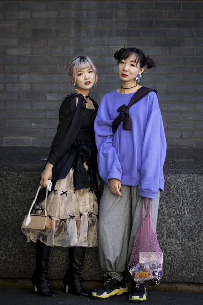 Menschen auf der Straße während der Londoner Modewoche. — Stockfoto