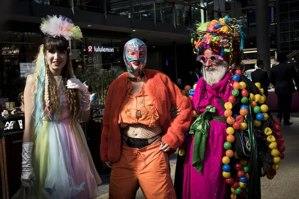 Old Spitalfields Market Colour Walk est un rassemblement informel de personnes créatives qui s'habillent ou s'habillent pour inspirer — Photo