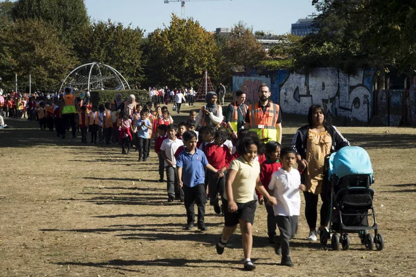 Pupils of Beethnal Green walk through the park with posters and shout slogans — Stock Photo, Image