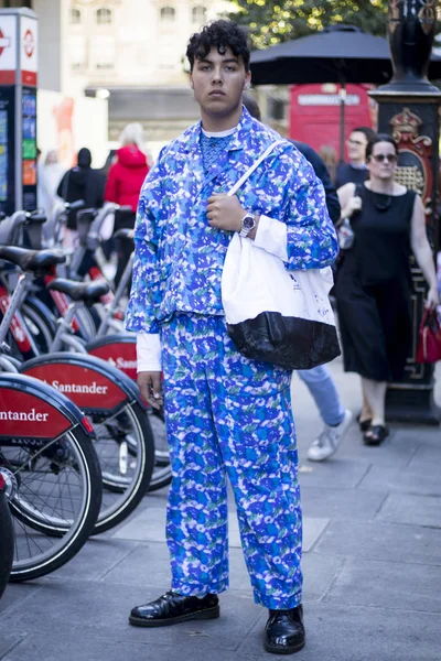 Persone per strada durante la London Fashion Week . — Foto Stock
