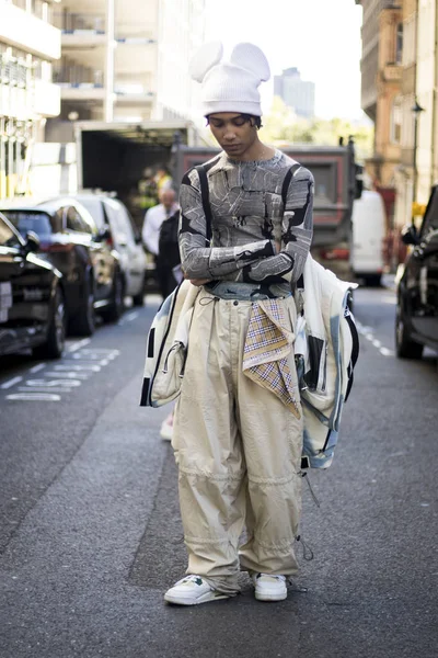 Ludzie na ulicy w Londynie Fashion Week. — Zdjęcie stockowe
