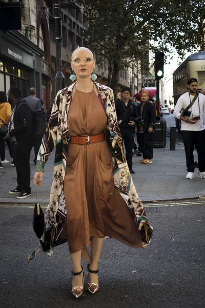 Persone per strada durante la London Fashion Week . — Foto Stock