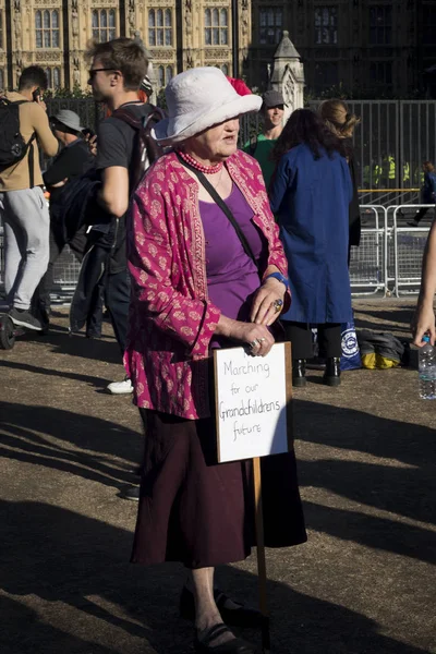 Manifestantes se reúnem em Victoria gardens, Westminster, para apelar à ação do governo sobre as mudanças climáticas — Fotografia de Stock