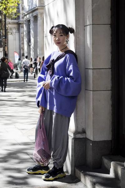 Les gens dans la rue pendant la Fashion Week de Londres . — Photo