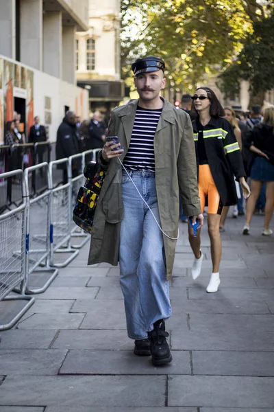 Persone per strada durante la London Fashion Week . — Foto Stock
