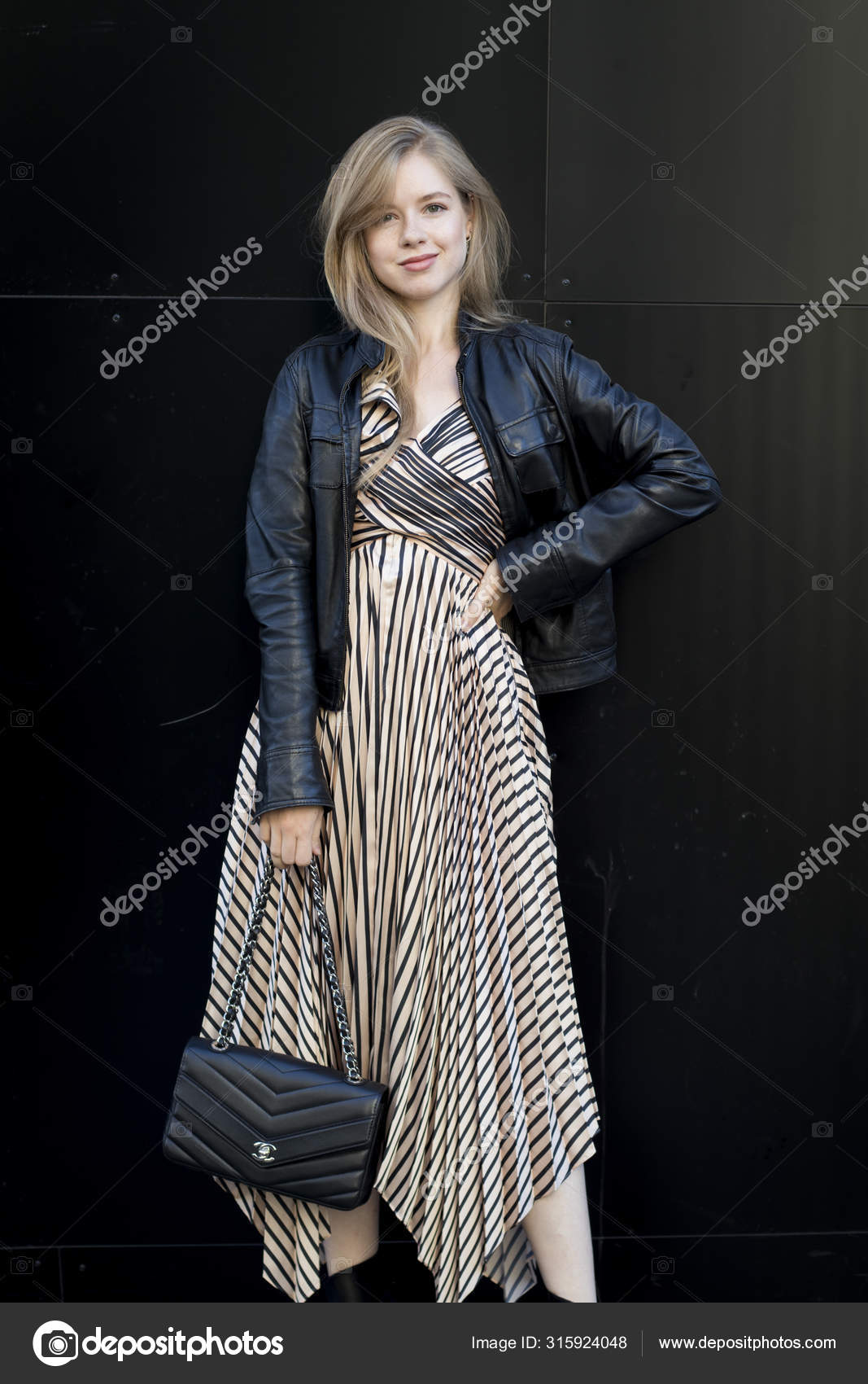 Diplomat penge Duplikering Blondine pige i en klassisk beige lang kjole og en sort kort læderjakke –  Redaktionelle stock-fotos © elenarostunova #315924048