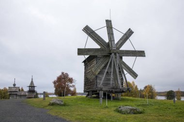 Karelia, Rusya - 27 Ağustos 2019: Şekil Değiştirme Kilisesi ve Rusya 'nın Karelia bölgesindeki Kizhi adasındaki çiftlik evi manzaralı gün batımı manzarası