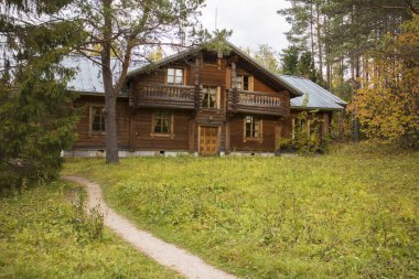 Oblastı Leningrad, Rusya - 26 Eylül 2019: Verkhniye Mandrogi köyünde geleneksel motiflerle süslenmiş güzel ahşap bir evin cephesi