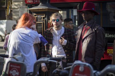 Londra, Uk- 13 Eylül 2019: Londra Moda Haftası boyunca sokaktaki insanlar. Sokaktaki insanlar