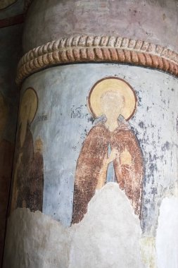 Kirillov, Rusya - 18 Eylül 2019 Kirillo-Belozersky Manastırı. Kötü havada Kuzey Rusya 'nın en büyük manastırı.