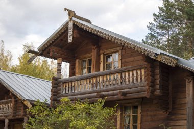 Oblastı Leningrad, Rusya - 26 Eylül 2019: Verkhniye Mandrogi köyünde geleneksel motiflerle süslenmiş güzel ahşap bir evin cephesi