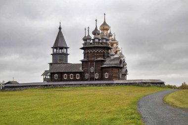 Karelia, Rusya - 27 Ağustos 2019: Şekil Değiştirme Kilisesi ve Rusya 'nın Karelia bölgesindeki Kizhi adasındaki çiftlik evi manzaralı gün batımı manzarası