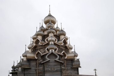 Karelia, Rusya - 27 Ağustos 2019: Şekil Değiştirme Kilisesi ve Rusya 'nın Karelia bölgesindeki Kizhi adasındaki çiftlik evi manzaralı gün batımı manzarası