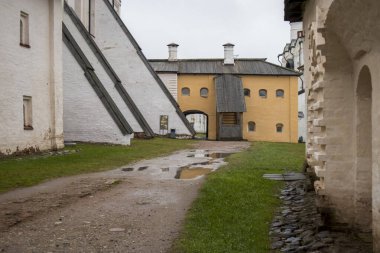 Kirillov, Rusya - 18 Eylül 2019 Kirillo-Belozersky Manastırı. Kötü havada Kuzey Rusya 'nın en büyük manastırı.