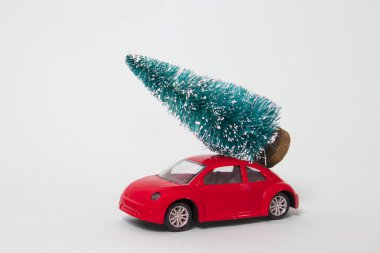 Bir Noel ağacı çatı, beyaz arka plan, sığ derinlik-in tarla ile kırmızı oyuncak araba.