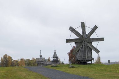 Karelia, Rusya - 27 Ağustos 2019: Şekil Değiştirme Kilisesi ve Rusya 'nın Karelia bölgesindeki Kizhi adasındaki çiftlik evi manzaralı gün batımı manzarası