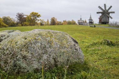 Karelia, Rusya - 27 Ağustos 2019: Şekil Değiştirme Kilisesi ve Rusya 'nın Karelia bölgesindeki Kizhi adasındaki çiftlik evi manzaralı gün batımı manzarası