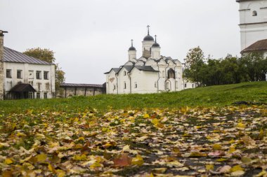 Kirillov, Rusya - 18 Eylül 2019 Kirillo-Belozersky Manastırı. Kötü havada Kuzey Rusya 'nın en büyük manastırı.