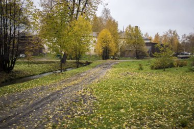 Kirillov, Rusya - 18 Eylül 2019 Kirillo-Belozersky Manastırı. Kötü havada Kuzey Rusya 'nın en büyük manastırı.