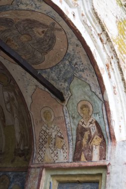 Kirillov, Rusya - 18 Eylül 2019 Kirillo-Belozersky Manastırı. Kötü havada Kuzey Rusya 'nın en büyük manastırı.