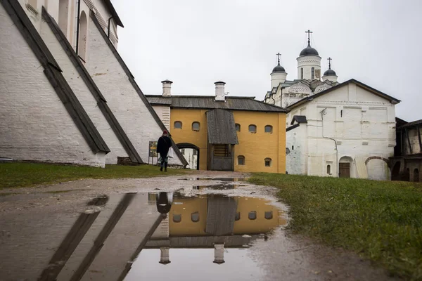 Kirillov, Rússia - 18 de setembro de 2019: Mosteiro de Kirillo-Belozersky. Maior mosteiro do norte da Rússia com mau tempo — Fotografia de Stock