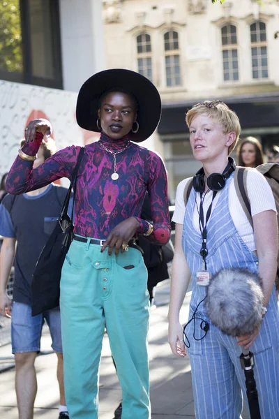 LONDON, UK- SEPTEMBER 13 2019: People on the street during the London Fashion Week. Girl in black skinny jeans, a burgundy turtleneck and a wide-brimmed hat — ストック写真