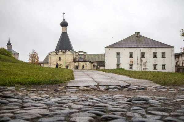 Kirillow, russland - 18. September 2019: kirillo-belozersky kloster. Das größte Kloster Nordrusslands bei schlechtem Wetter — Stockfoto