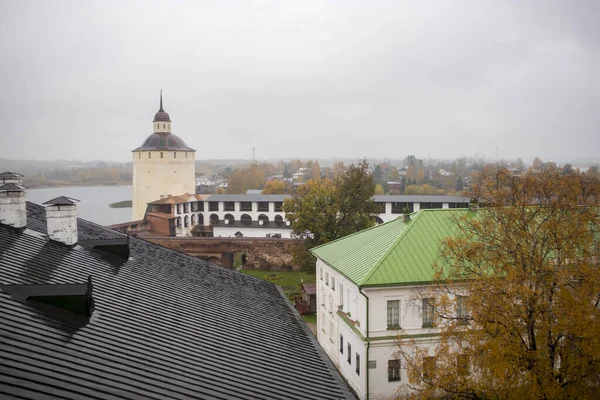 Kirillow, russland - 18. September 2019: kirillo-belozersky kloster. Das größte Kloster Nordrusslands bei schlechtem Wetter — Stockfoto