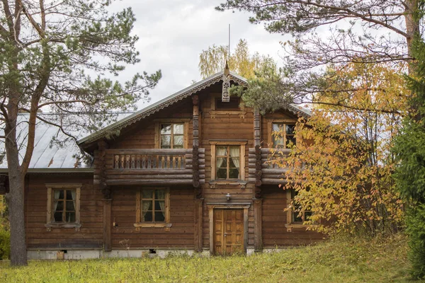 Oblast Leningrad, Rusia - 26 de septiembre de 2019: Fachada de una hermosa casa de madera decorada con motivos tradicionales en el pueblo de Verkhniye Mandrogi — Foto de Stock