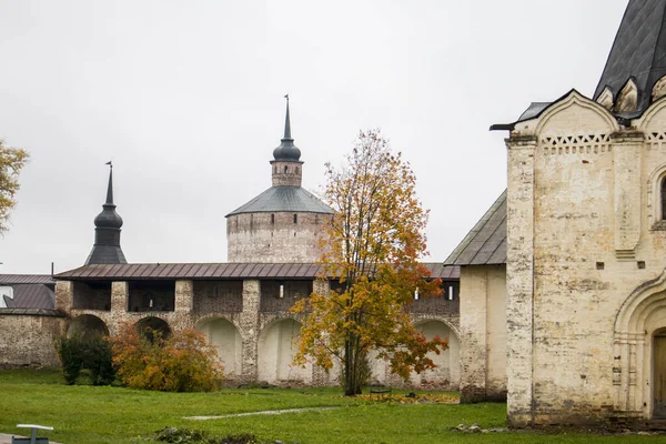 Kirillow, russland - 18. September 2019: kirillo-belozersky kloster. Das größte Kloster Nordrusslands bei schlechtem Wetter — Stockfoto