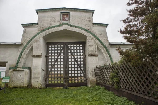 Russia, regione di Vologda, distretto di Kirillov, villaggio di Goritsy, - 2 ottobre 2019, convento di Goritsky in un tempo piovoso — Foto Stock