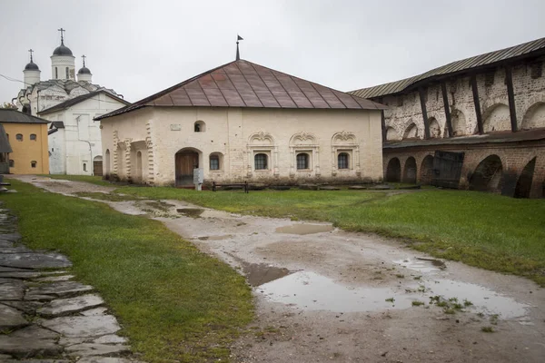 Kirillov, Rússia - 18 de setembro de 2019: Mosteiro de Kirillo-Belozersky. Maior mosteiro do norte da Rússia com mau tempo — Fotografia de Stock