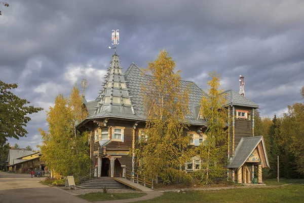 Oblast Leningrad, Russia - September 26, 2019: Facade of a beautiful wooden house decorated with traditional motifs in the village of Verkhniye Mandrogi — Stock Photo, Image