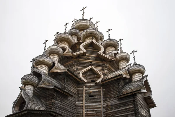 Carélie, Russie - 27 août 2019 : Coucher de soleil avec vue sur l'église de la Transfiguration et la ferme sur l'île de Kizhi, région de Carélie, Russie sous la pluie — Photo