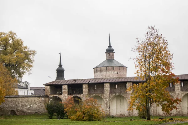 Kirillov, Ryssland - 18 september 2019: Kirillo-Belozerskijs kloster. Största klostret i norra Ryssland i dåligt väder — Stockfoto