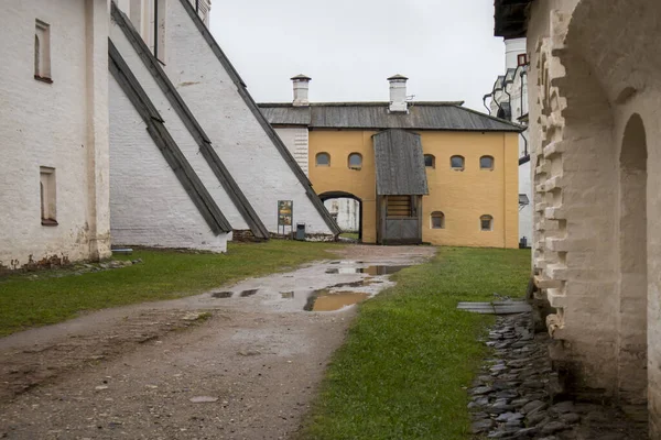 Kirillov, Russia - 18 settembre 2019: Monastero di Kirillo-Belozersky. Il più grande monastero della Russia settentrionale con un brutto tempo — Foto Stock