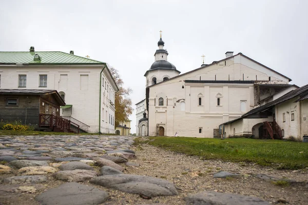 Kirillov, Russia - 2019 년 9 월 18 일 : kirillo-belozersky monastery. 악천후에 있는 북부 러시아 최대의 수도원 — 스톡 사진
