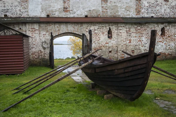 Kirillov, Rusya - 18 Eylül 2019 Kirillo-Belozersky Manastırı. Kötü havada Kuzey Rusya 'nın en büyük manastırı. — Stok fotoğraf