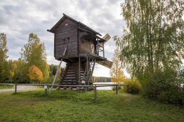 Oblast Leningrad, Russia - September 26, 2019: Facade of a beautiful wooden house decorated with traditional motifs in the village of Verkhniye Mandrogi — Stock Photo, Image