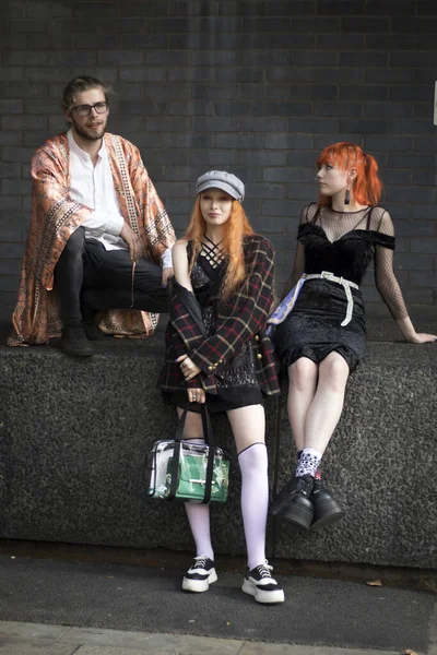 LONDRES, Reino Unido - SETEMBRO 13 2019: Pessoas na rua durante a London Fashion Week. Grupo de amigos brilhantemente vestidos posando . — Fotografia de Stock