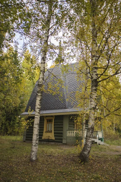 Oblast Leningrad, Rusko - 26. září 2019: Fasáda krásného dřevěného domu zdobeného tradičními motivy v obci Verkhniye Mandrogi — Stock fotografie