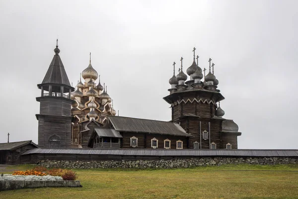 Karelia, Rusia - 27 de agosto de 2019: Paisaje al atardecer con vista a la Iglesia de la Transfiguración y casa de campo en la isla de Kizhi, región de Karelia, Rusia en la lluvia — Foto de Stock