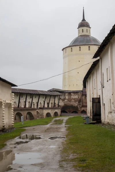 Kirillov, Russie - 18 septembre 2019 : Monastère Kirillo-Belozersky. Le plus grand monastère du nord de la Russie par mauvais temps — Photo